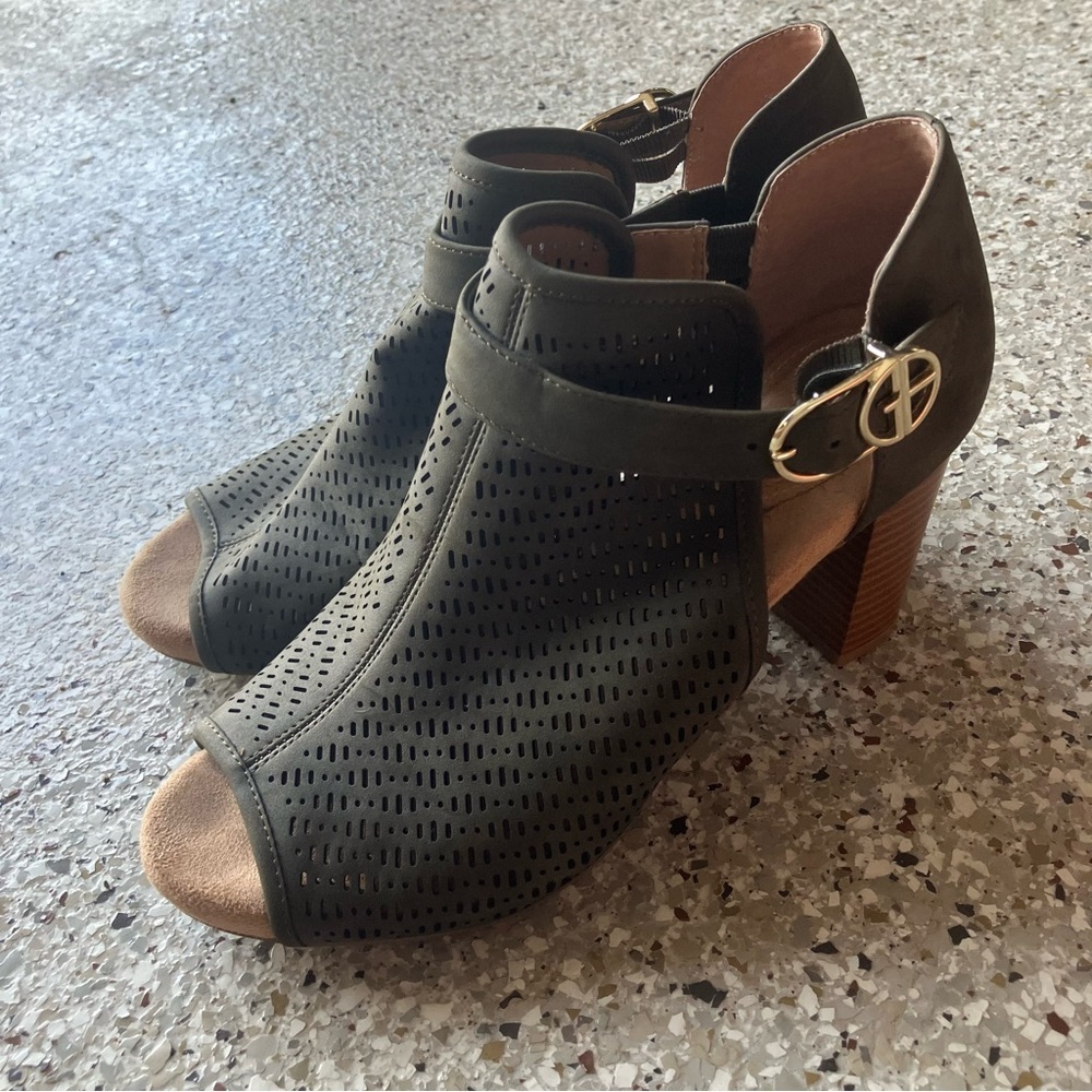 GIANI BERNINI JACCEE Memory Foam Olive Green Open Toe Block Heel Bootie (8) - Picture 3 of 9